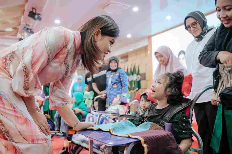 Ketua Tim Penggerak Pemberdayaan dan Kesejahteraan Keluarga (TP PKK) Provinsi Sumatera Utara, Kahiyang Ayu, menyerahkan secara simbolis 135 kursi roda adaptif bagi anak penyandang Cerebral Palsy (CP) di 12 kabupaten/kota se-Sumatera Utara dalam kegiatan yang berlangsung Rabu, 18 Februari 2026,