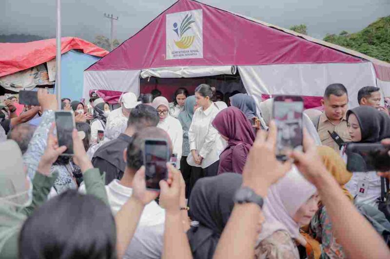 Ketua Tim Penggerak Pemberdayaan Kesejahteraan Keluarga (TP PKK) Provinsi Sumatera Utara (Sumut), Kahiyang Ayu,  mendampingi kunjungan SERUNI KMP dalam rangka penyaluran bantuan di Hunian Sementara (Huntara) Tanah Merah, Hutanabolon, Kecamatan Tukka, Kabupaten Tapanuli Tengah, Rabu (11/2/2026).