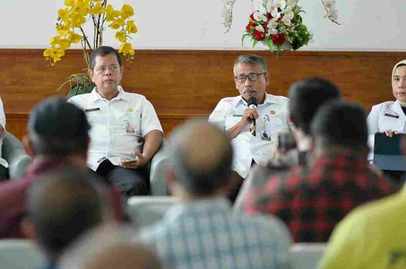 Asisten Pemerintahan dan Kesejahteraan Rakyat Sekretariat Daerah Provinsi Sumut Basarin Yunus Tanjung dan Badan Penanggulangan Bencana Daerah Provinsi Sumut melakukan Konferensi Pers terkait Perkembangan Penanganan Bencana Alam di Sumut. 
