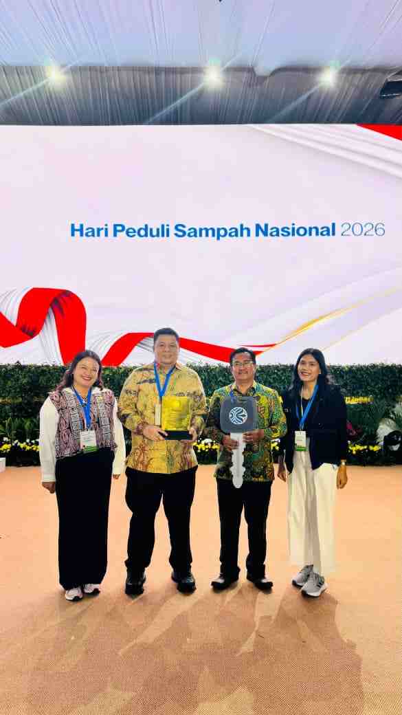 Bupati Samosir, Vandiko Timotius Gultom, S.T., menerima sertifikat Menuju Kota Bersih dalam Rapat Koordinasi Nasional (Rakornas) Pengelolaan Sampah Tahun 2026 yang digelar di Gedung Sasono Langen Budoyo, Taman Mini Indonesia Indah (TMII), Jakarta, Rabu (25/2/2026).