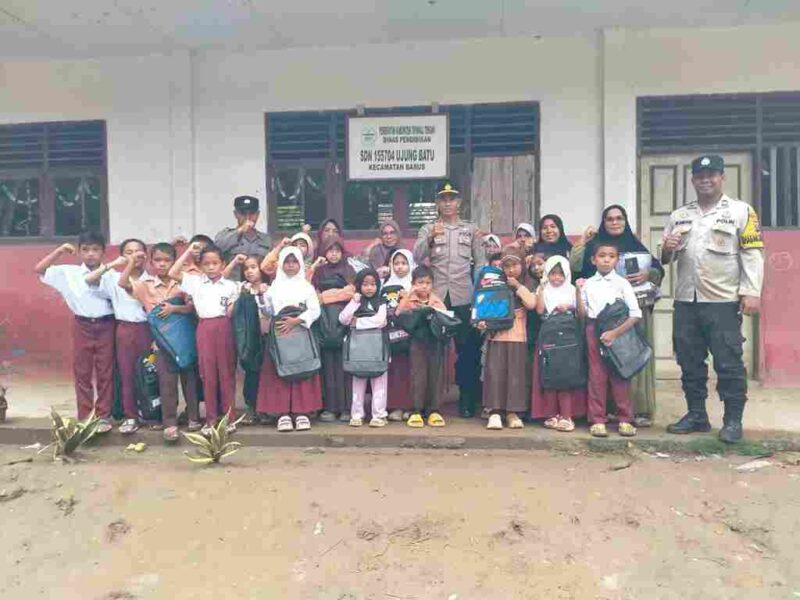 Penyaluran paket perlengkapan sekolah bagi siswa terdampak di wilayah hukum Polsek Pandan dan Polsek Barus pada Minggu, 15 Februari 2026.