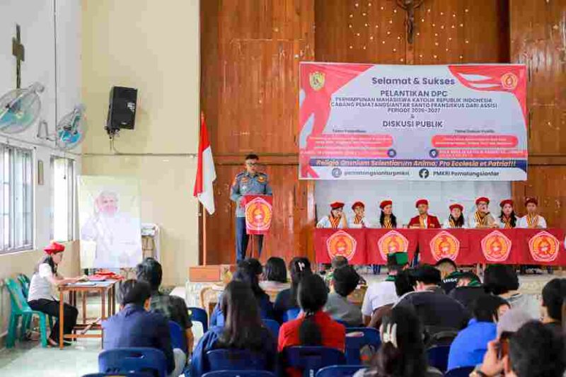 Kepala Dinas Perhubungan Kota Pematangsiantar, Daniel Hamonangan Siregar, Drs., menghadiri pelantikan Dewan Pengurus Cabang (DPC) Perhimpunan Mahasiswa Katolik Republik Indonesia (PMKRI) Cabang Pematangsiantar Santo Fransiskus dari Assisi periode 2026–2027.