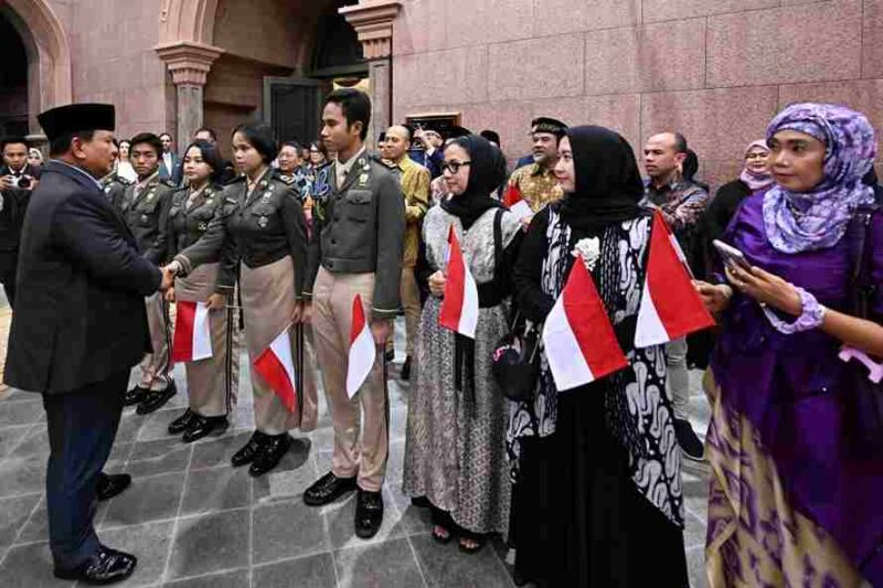 Para mahasiswa dan diaspora Indonesia menyambut kedatangan Presiden Prabowo Subianto di hotel tempatnya bermalam selama di Abu Dhabi, Persatuan Emirat Arab, pada Rabu, 25 Februari 2026. 