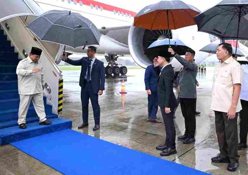 Presiden Prabowo Subianto kembali ke Tanah Air setelah menuntaskan rangkaian lawatan luar negeri yang berfokus pada penguatan kerja sama ekonomi dan diplomasi perdamaian, Jumat (27/2/2026).