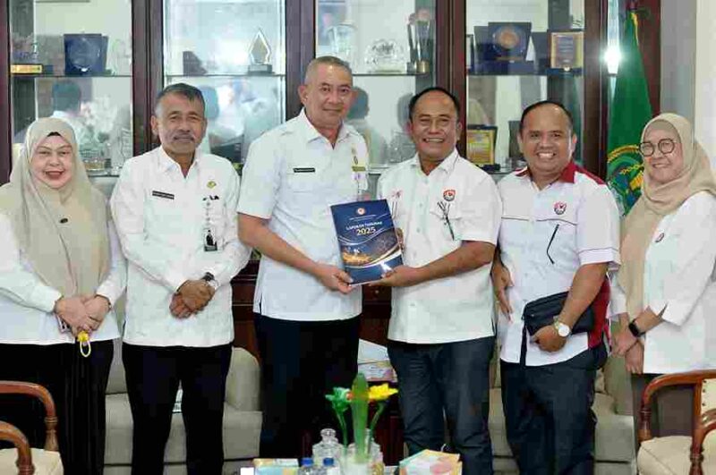 Penjabat Sekretaris Daerah Provinsi Sumatera Utara, Sulaiman Harahap, menerima audiensi pengurus Komisi Penyiaran Indonesia Daerah (KPID) Provinsi Sumatera Utara di Ruang Kerja Lantai IX Kantor Gubernur Sumatera Utara, Jalan Pangeran Diponegoro, Medan, Rabu, 4 Februari 2026.