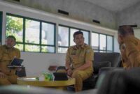 Gubernur Sumatera Utara (sumut) Bobby Nasution melaksanakan sesi Zoom Meeting Bersama Ketua Dewan Ekonomi Nasional (DEN) Luhut Binsar Pandjaitan, yang membahas Perumusan Ekosistem Pertanian Berbasis Artificial Inteligence, dari kediaman pribadinya di Komplek Tasbih, Medan, Senin (23/2/2026).