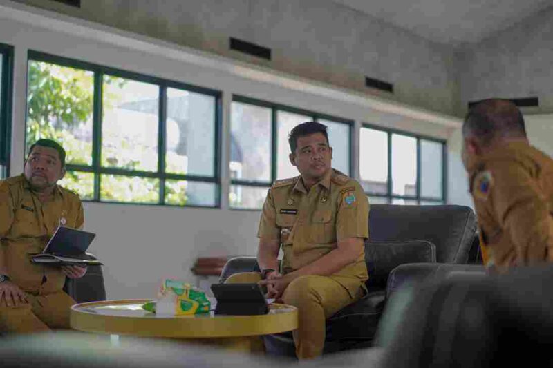 Gubernur Sumatera Utara (sumut) Bobby Nasution melaksanakan sesi Zoom Meeting Bersama Ketua Dewan Ekonomi Nasional (DEN) Luhut Binsar Pandjaitan, yang membahas Perumusan Ekosistem Pertanian Berbasis Artificial Inteligence, dari kediaman pribadinya di Komplek Tasbih, Medan, Senin (23/2/2026).