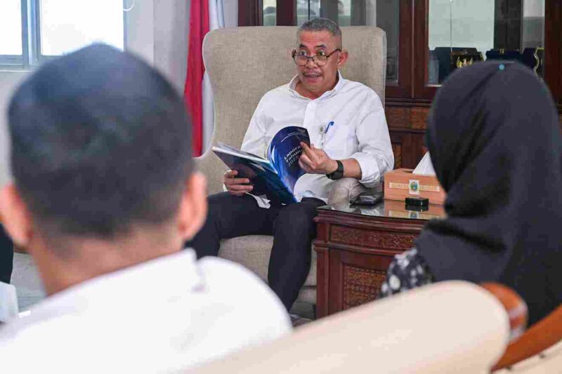 Penjabat Sekretaris Daerah Provinsi Sumatera Utara, Sulaiman Harahap, menerima laporan kinerja Komisi Informasi Sumatera Utara (KI Sumut) Tahun 2025 dalam pertemuan di Ruang Kerja Sekdaprov, Kantor Gubernur Sumut, Jalan Pangeran Diponegoro Nomor 30, Medan, Selasa (24/2/2026).