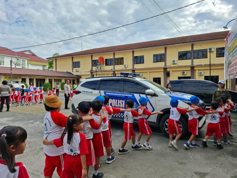 Sebanyak 180 siswa TK Cinta Rakyat mengikuti edukasi tertib berlalu lintas di Sat Lantas Polres Pematangsiantar pada 20 Februari 2026.