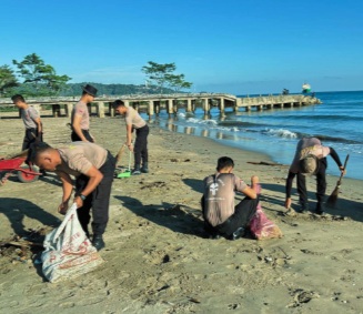 personel Brimob dalam kegiatan lingkungan