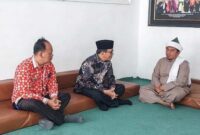 Asisten Perekonomian dan Pembangunan Sekretariat Daerah Kota Pematangsiantar, Zainal Siahaan, S.E., M.M., didampingi Kepala Bagian Administrasi Pembangunan Fidelis Edy Suranta Sembiring, S.STP., M.Si. menyalurkan bantuan material untuk mendukung pembangunan Rumah Tahfiz Quran Haji Sugiat Santoso yang berlokasi di Pondok Persulukan Tuan Guru Batak (TGB) Serambi Babussalam Simalungun, Nagori Jawa Tongah, Kecamatan Hatonduhan, Kabupaten Simalungun.