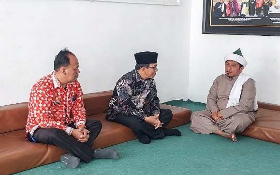 Asisten Perekonomian dan Pembangunan Sekretariat Daerah Kota Pematangsiantar, Zainal Siahaan, S.E., M.M., didampingi Kepala Bagian Administrasi Pembangunan Fidelis Edy Suranta Sembiring, S.STP., M.Si. menyalurkan bantuan material untuk mendukung pembangunan Rumah Tahfiz Quran Haji Sugiat Santoso yang berlokasi di Pondok Persulukan Tuan Guru Batak (TGB) Serambi Babussalam Simalungun, Nagori Jawa Tongah, Kecamatan Hatonduhan, Kabupaten Simalungun.