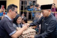 Bupati Simalungun, Anton Achmad Saragih, saat memberi bantuan dan meninjau langsung lokasi kebakaran yang menghanguskan sejumlah fasilitas publik dan rumah ibadah di Nagori Ujung Bondar, Kecamatan Dolok Panribuan.