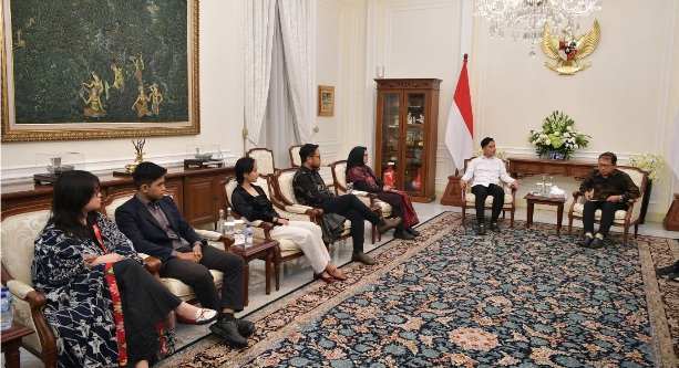Wakil Presiden Gibran Rakabuming Raka saat menerima audiensi Sekolah Vokasi Universitas Gadjah Mada (UGM) di Istana Wakil Presiden, Jakarta, Jumat, 6 Februari 2026.