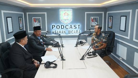 Pemerintah Kabupaten Asahan meresmikan penggunaan Studio Podcast “Asahan Bicara” yang dikelola Dinas Komunikasi dan Informatika Kabupaten Asahan. Peresmian ini dilakukan langsung oleh Bupati Taufik Zainal Abidin, S.Sos., M.Si., di lantai 2 Aula Melati Kantor Bupati. Jumat, 6 Februari 2026,