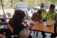 Para sopir angkutan barang dan travel juga menjalani tes urin sebagai langkah antisipatif untuk memastikan pengemudi dalam kondisi sehat dan bebas dari penyalahgunaan narkoba maupun zat berbahaya lainnya.