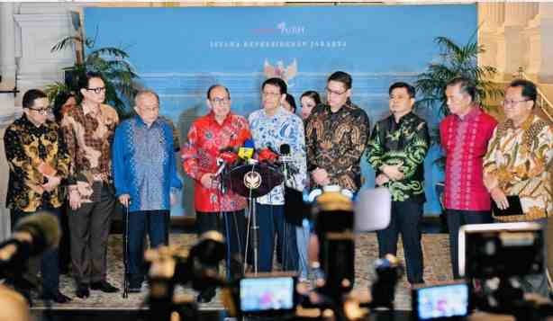 Mantan menteri luar negeri, mantan wakil menteri luar negeri, serta tokoh senior diplomasi nasional menyampaikan keterangannya usai diterima Presiden Prabowo Subianto di Istana Merdeka, Jakarta, pada Rabu, 4 Februari 2026. 