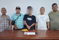 Petugas mengamankan DR di dalam rumah