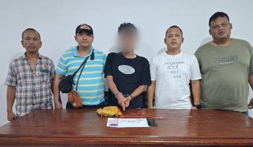 Petugas mengamankan DR di dalam rumah