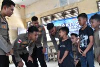 Alumni Akademi Kepolisian (Akpol) Angkatan 57 Batalyon Adhi Wiratama saat mengunjungi siswa SD di Aceh Timur. 