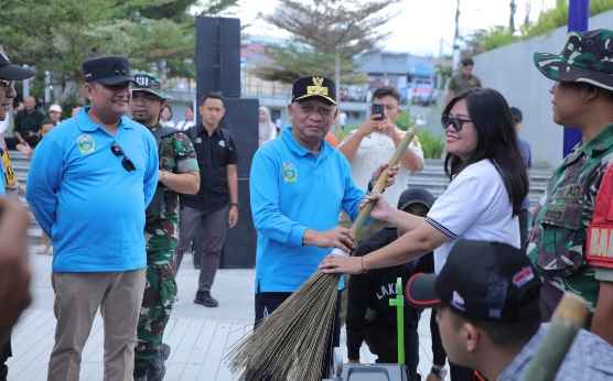 Pemerintah Provinsi Sumatera Utara bersama pemerintah kabupaten dan kota se-Sumatera Utara menggelar aksi bersih massal sekaligus mencanangkan Gerakan Indonesia Aman, Sehat, Resik, dan Indah (ASRI) di kawasan Pantai Bebas Parapat, Kabupaten Simalungun, pada Minggu, 8 Februari 2026.