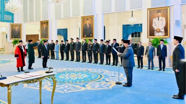 Presiden Prabowo Subianto didampingi Wapres Gibran mengawali agenda kenegaraan dengan menyaksikan pengucapan sumpah Hakim Konstitusi dan pelantikan Wakil Menteri Keuangan Kabinet Merah Putih.