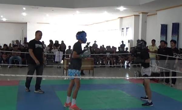 Para Atlet saling bertarung menunjukkan kemampuan masing-masing diatas matras.