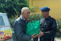 Brimob Polda Sumut menggelar Jum’at Berkah pada 20 Februari 2026 di Medan dengan membagikan paket sembako kepada warga