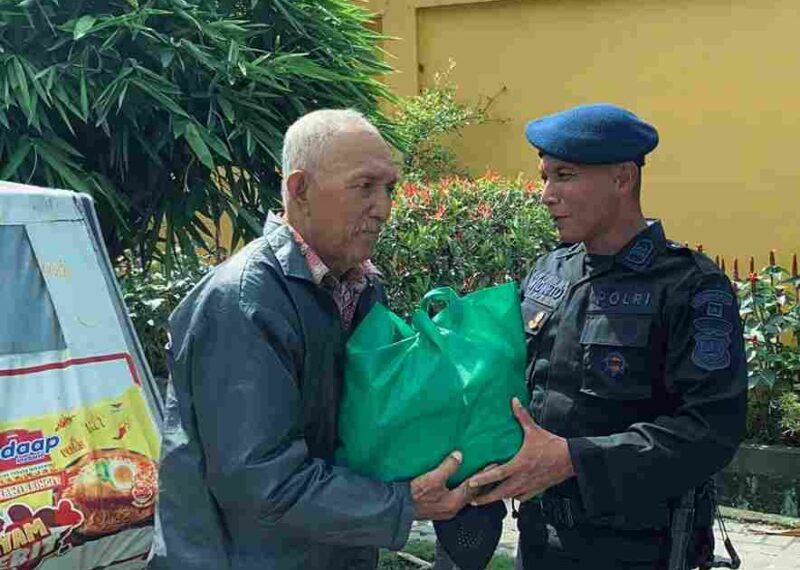 Brimob Polda Sumut menggelar Jum’at Berkah pada 20 Februari 2026 di Medan dengan membagikan paket sembako kepada warga