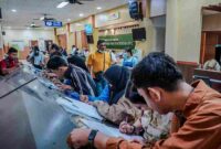 Masyarakat yang sedang melakukan pengurusan adminduk kota Medan. 