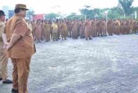 Bupati Simalungun Anton Achmad Saragih memimpin apel gabungan Aparatur Sipil Negara (ASN) Sekretariat Daerah di halaman Kantor Bupati Simalungun, Pamatang Raya, Sumatera Utara, pada Senin (23 Februari 2026).