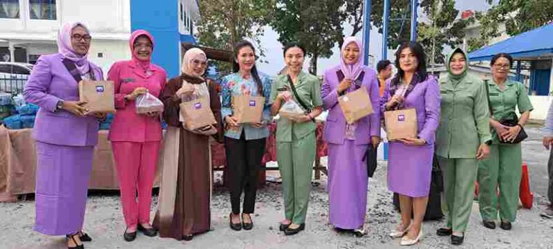 Sore di Jalan Asahan KM VII, tepat di depan Kantor Satuan Lalu Lintas Polres Simalungun, Kecamatan Siantar, Kabupaten Simalungun tampak Bhayangkari Cabang Simalungun bersama istri Forum Koordinasi Pimpinan Daerah (Forkopimda) Kabupaten Simalungun serta perwakilan perbankan.
