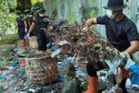 Personel Kompi 2 Batalyon B Satuan Brimob Polda Sumatera Utara membersihkan aliran Sungai Sisingamangaraja di Pematangsiantar