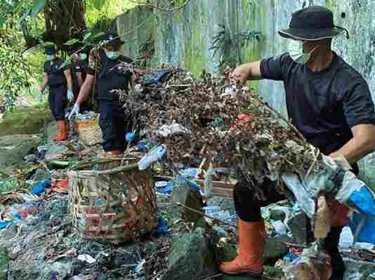 Personel Kompi 2 Batalyon B Satuan Brimob Polda Sumatera Utara membersihkan aliran Sungai Sisingamangaraja di Pematangsiantar