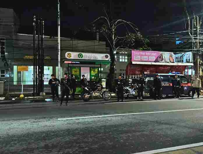  Personel Batalyon A Satuan Brimob Polda Sumatera Utara bersama jajaran Polrestabes Medan melaksanakan patroli skala besar di sejumlah wilayah rawan di Kota Medan,  Minggu (15/2/2026)