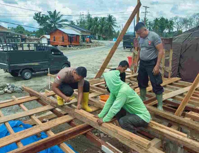 Personil brimob saat bantu warga.