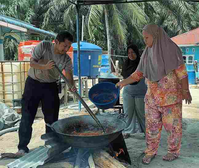 Personel Brimob Polda Sumut mendirikan dapur lapangan dan menyiapkan hidangan berbuka puasa bagi warga terdampak bencana di Aek Ngadol, Tapanuli Selatan, di tengah proses pemulihan.