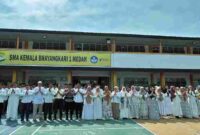 Instruktur ekstrakurikuler dari Satuan Brimob Polda Sumut melaksanakan pendampingan kegiatan keagamaan bagi siswa muslim di SMA Kemala Bhayangkari 1 Medan.