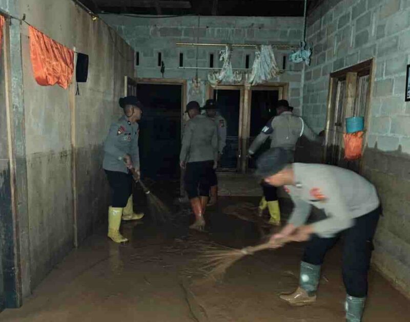 Brimob Polda Sumut di Kelurahan Bonalumban, Tapteng, Rabu malam (11/2/2026),
