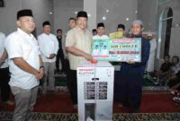 Bupati Asahan, Taufik Zainal Abidin, S.Sos., M.Si. menyerahkan bantuan uang tunai sebesar Rp3.000.000 dan satu unit air cooler kepada pengurus rumah ibadah, 