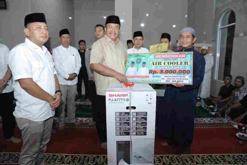 Bupati Asahan, Taufik Zainal Abidin, S.Sos., M.Si. menyerahkan bantuan uang tunai sebesar Rp3.000.000 dan satu unit air cooler kepada pengurus rumah ibadah, 