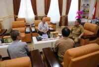 Wali Kota Pematangsiantar, Wesly Silalahi, S.H., M.Kn., saat menerima audiensi pengurus DPD Walubi di ruang kerjanya di Balai Kota, Jalan Merdeka, pada Selasa, 24 Februari 2026.