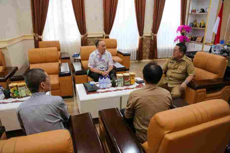 Wali Kota Pematangsiantar, Wesly Silalahi, S.H., M.Kn., saat menerima audiensi pengurus DPD Walubi di ruang kerjanya di Balai Kota, Jalan Merdeka, pada Selasa, 24 Februari 2026.
