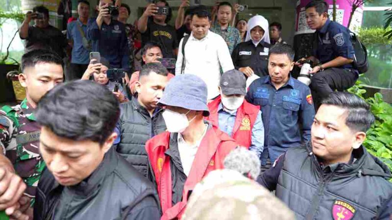 Tim Penyidik Kejaksaan Tinggi Sumatera Selatan menahan dua tersangka perkara dugaan tindak pidana korupsi distribusi semen di Sumatera Selatan pada Kamis, 19 Februari 2026,