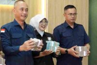 Kepala Seksi Penerangan Hukum Kejaksaan Tinggi Sumatera Selatan, Vanny Yulia Eka Sari, S.H., M.H., saat menunjukkan uang yang dititipkan oleh kuasa hukum terdakwa.