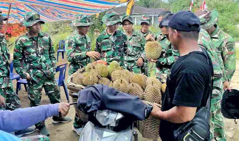 para personel Satgas turut membeli hasil pertanian buah durian milik Emsar Sinaga.