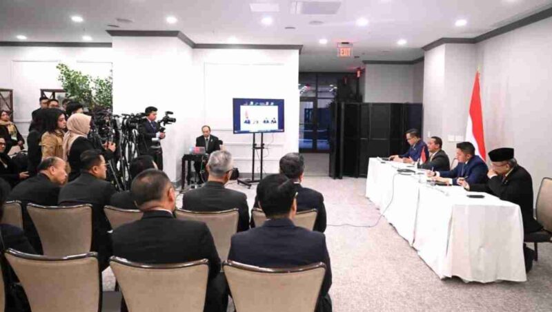 Menteri Energi dan Sumber Daya Mineral (ESDM) Bahlil Lahadalia menyampaikan keterangannya kepada awak media di Washington D.C., pada Jumat, 20 Februari 2026.