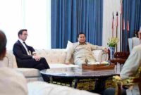 Presiden Prabowo Subianto menerima Direktur Utama Garuda Indonesia Glenny Kairupan bersama jajaran petinggi produsen pesawat Embraer asal Brasil di Istana Merdeka, Jakarta, Senin, 2 Februari 2026. Foto: BPMI Setpres