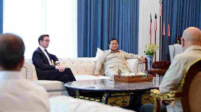 Presiden Prabowo Subianto menerima Direktur Utama Garuda Indonesia Glenny Kairupan bersama jajaran petinggi produsen pesawat Embraer asal Brasil di Istana Merdeka, Jakarta, Senin, 2 Februari 2026. Foto: BPMI Setpres