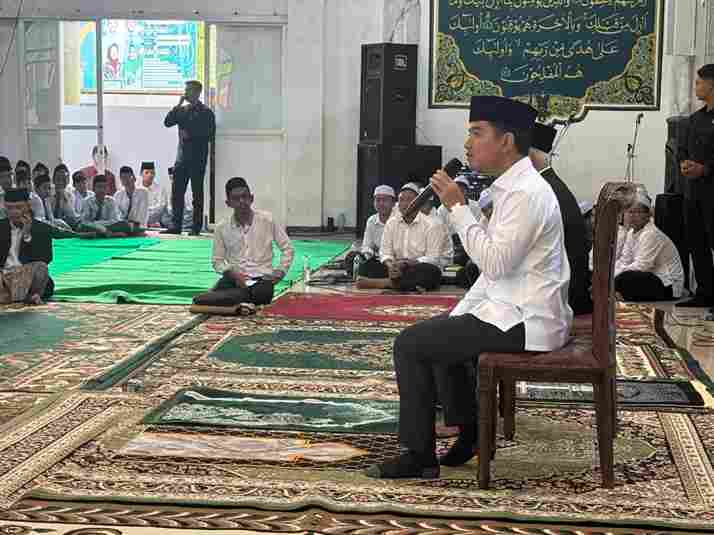 Wakil Presiden Gibran Rakabuming Raka mengajak para santri Pondok Pesantren Amanatul Ummah, Jalan Raya Tirtowening, Desa Bendunganjati, Kecamatan Pacet, Kabupaten Mojokerto, untuk memperkuat akhlak sekaligus meningkatkan literasi teknologi di tengah era digital, Selasa, 3 Februari 2026.